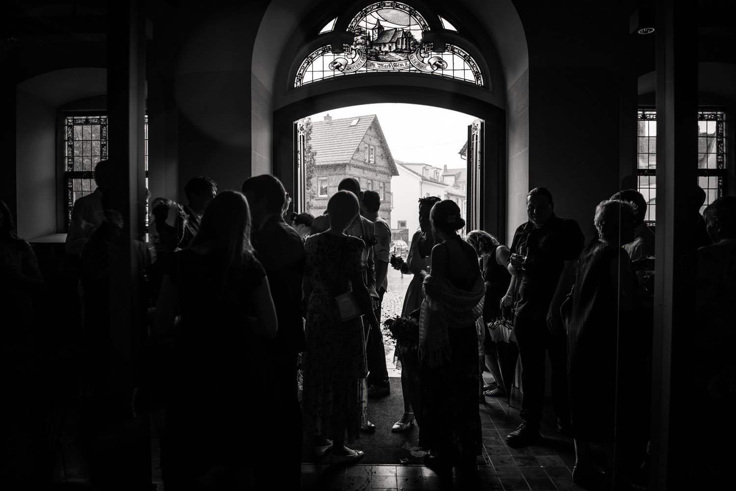 Hochzeitsfotos Heidelberg Gäste warten in der Kirche